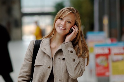 mujer-llamando-por-celular